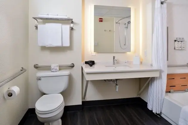 Standard Oda, 1 En Büyük (King) Boy Yatak, Engellilere Uygun (Accessible Tub)
