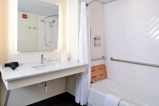Standard Oda, 1 En Büyük (King) Boy Yatak, Engellilere Uygun (Accessible Tub)