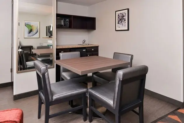 Süit, 1 En Büyük (King) Boy Yatak ve Çekyat (Wet Bar)