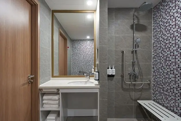 Standard Oda, 1 En Büyük (King) Boy Yatak, Havuz Manzaralı (Low Floor)