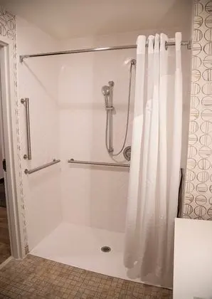 Standard Oda, 1 En Büyük (King) Boy Yatak, Engellilere Uygun (Communication, Roll-In Shower)
