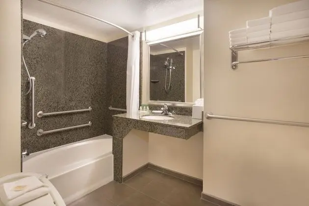 Standard Oda, 2 Büyük (Queen) Boy Yatak, Engellilere Uygun (Mobility Tub)
