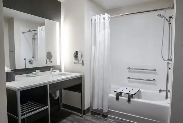 Standard Oda, 1 En Büyük (King) Boy Yatak, Engellilere Uygun (Communication, Accessible Tub)