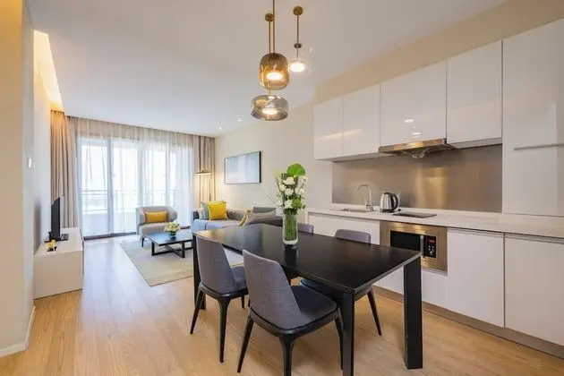 Süit, 1 Yatak Odası, Balkon (Living and Dining Area, Tub)