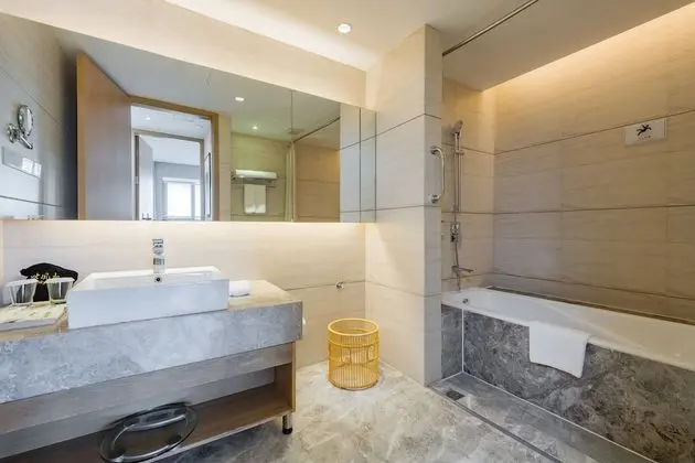 Süit, 1 Yatak Odası, Balkon (Living and Dining Area, Tub)