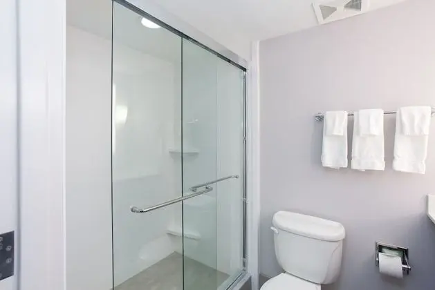 Standard Oda, 1 En Büyük (King) Boy Yatak, Engellilere Uygun (Comm & Mobil, Accessible Tub)