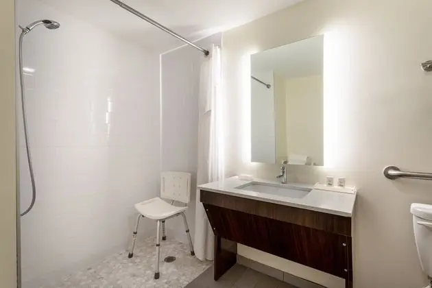 Standard Oda, 2 Büyük (Queen) Boy Yatak, Engellilere Uygun (Communication, Roll-In Shower)
