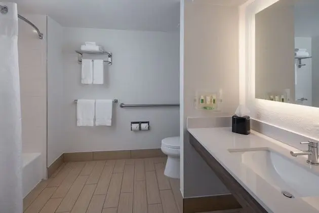 Standard Oda, 1 En Büyük (King) Boy Yatak, Engellilere Uygun (Mobility Roll-In Shower)
