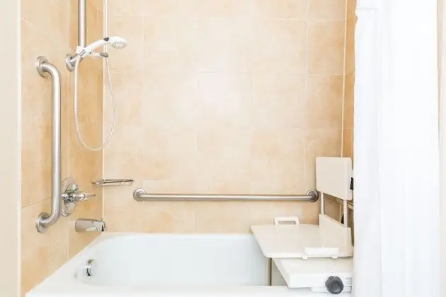 Standard Oda, 2 Büyük (Queen) Boy Yatak, Engellilere Uygun (Communications, Accessible Tub)