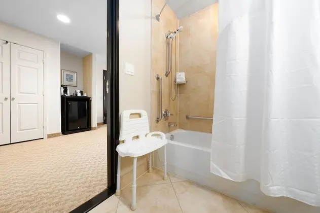 Standard Oda, 2 Büyük (Queen) Boy Yatak, Engellilere Uygun (Communications, Accessible Tub)