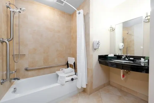 Standard Oda, 2 Büyük (Queen) Boy Yatak, Engellilere Uygun (Communications, Accessible Tub)