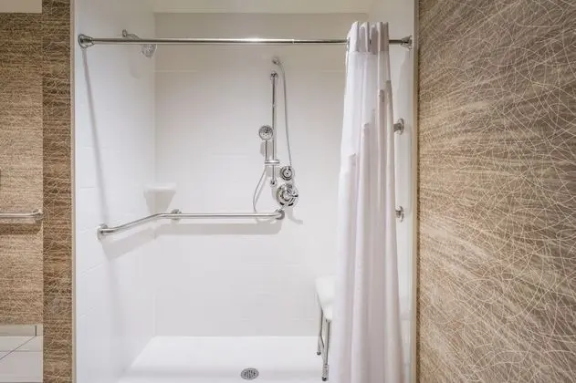 Standard Oda, 2 Büyük (Queen) Boy Yatak, Engellilere Uygun (Mobility Tub)