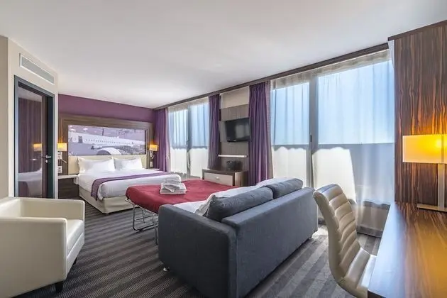 Premium Oda, 1 Büyük (Queen) Boy Yatak ve Çekyat