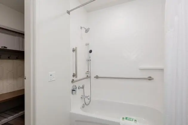 Standard Oda, 2 Büyük (Queen) Boy Yatak, Engellilere Uygun (Hearing, Tub)