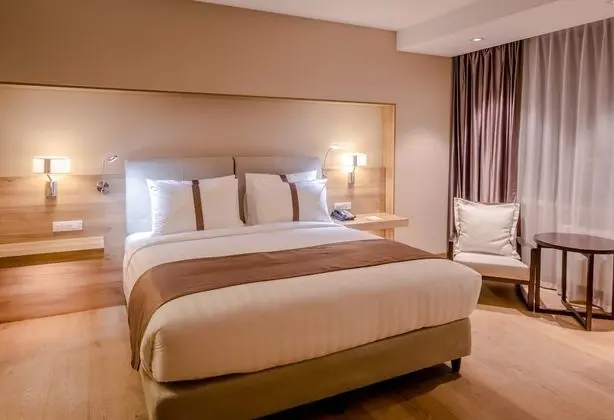 Standard Oda, 1 En Büyük (King) Boy Yatak, Engellilere Uygun (Roll-In Shower)