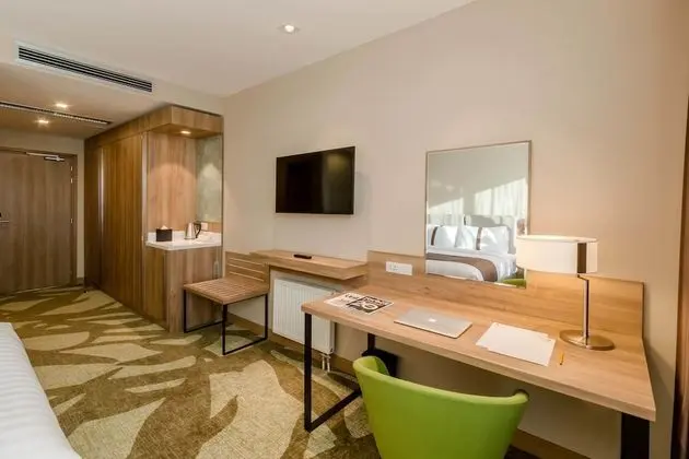 Standard Oda, 1 En Büyük (King) Boy Yatak, Engellilere Uygun (Roll-In Shower)