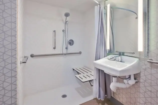 Standard Oda, 2 Çift Kişilik Yatak, Engellilere Uygun (Communications, Roll In Shower)