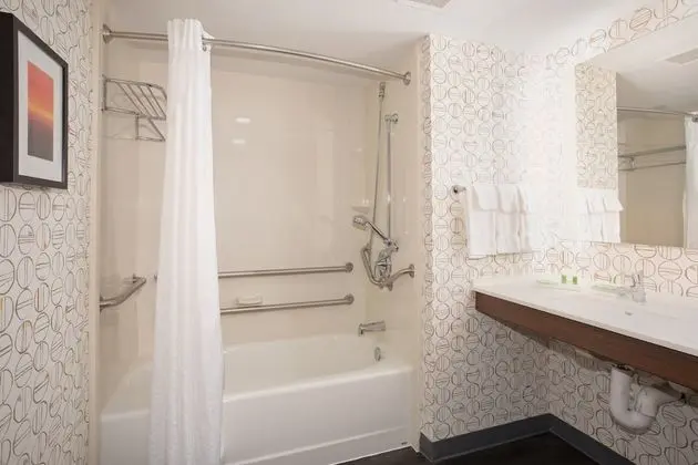 Standard Oda, 2 Büyük (Queen) Boy Yatak, Engellilere Uygun (Communication, Accessible Tub)