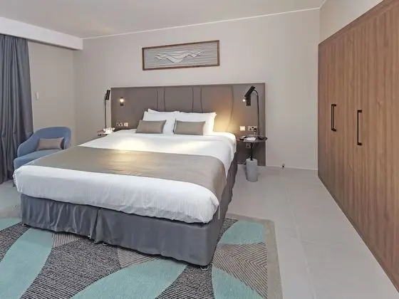 DELUXE  KB OR TWN BED W/ BALCONY LAGOON & POOL VIEW