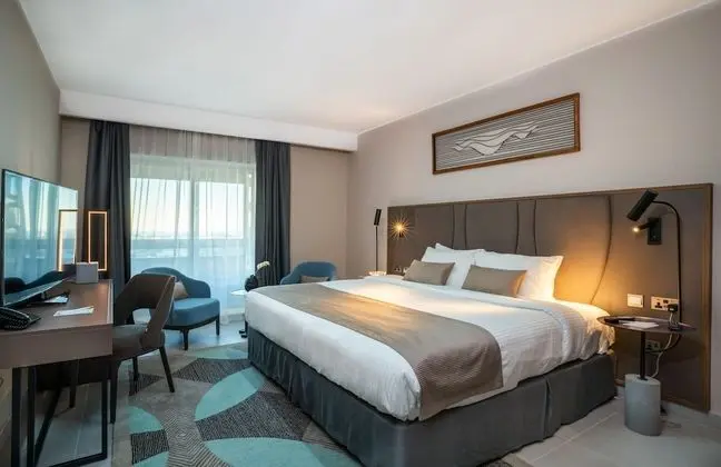 DELUXE  KB OR TWN BED W/ BALCONY LAGOON & POOL VIEW