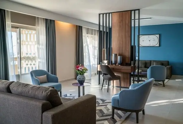 DELUXE  KB OR TWN BED W/ BALCONY LAGOON & POOL VIEW