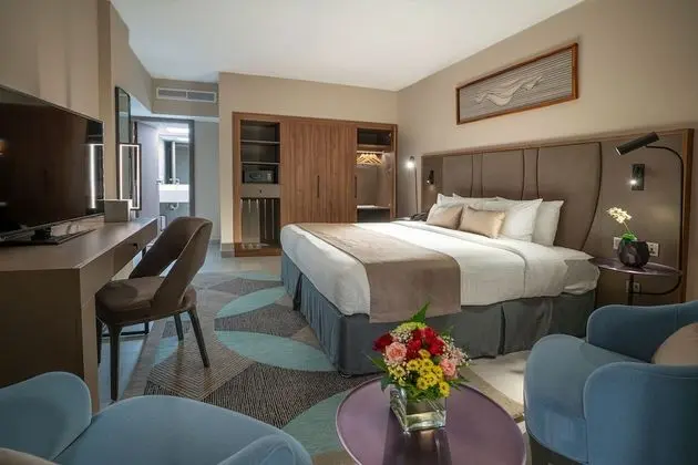 PREMIER QUEEN BED CITY VIEW WITH BALCONY