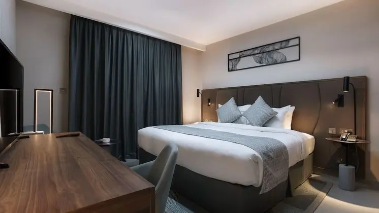 SUPERIOR KB OR TWN BED W/ BALCONY CITY VIEW
