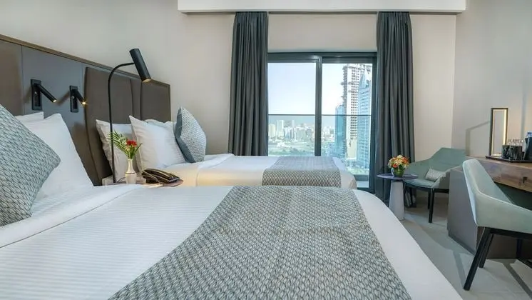 SUPERIOR KB OR TWN BED W/ BALCONY CITY VIEW