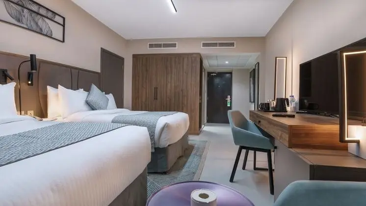 SUPERIOR KB OR TWN BED W/ BALCONY CITY VIEW