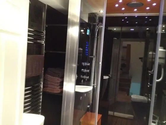 Superior Stüdyo, Banyolu/Duşlu (Iffley Flat 1)