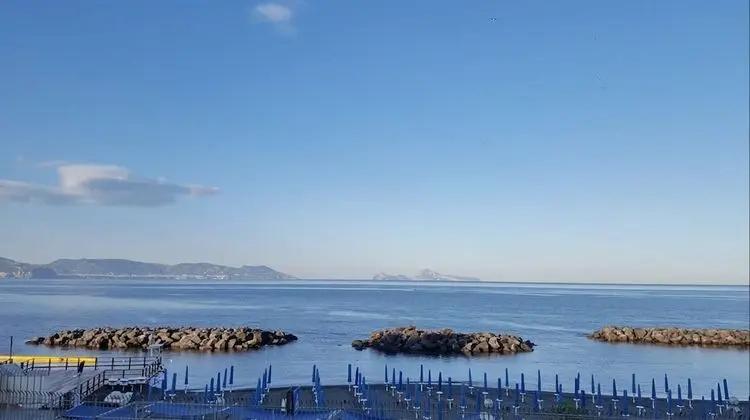 Standard Tek Büyük veya İki Ayrı Yataklı Oda, Kısmi Deniz Manzaralı
