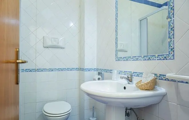 Standard Tek Büyük veya İki Ayrı Yataklı Oda, Kısmi Deniz Manzaralı
