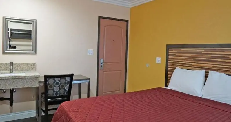 Economy Oda, 1 Büyük (Queen) Boy Yatak, Engellilere Uygun, Ortak Banyo