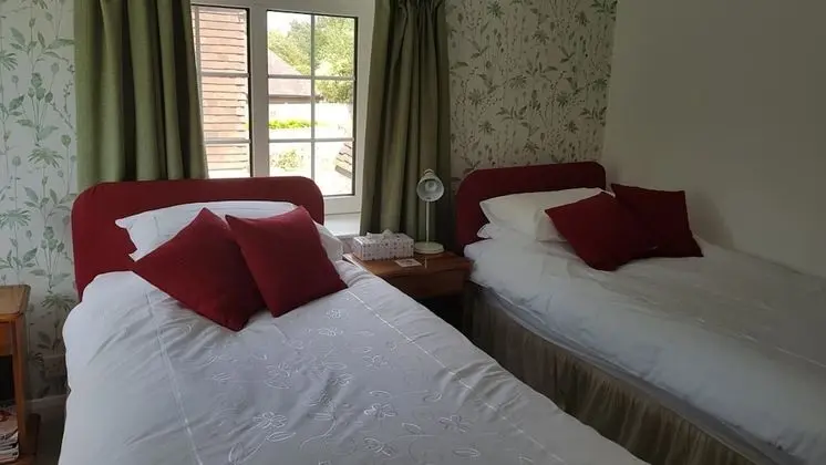 İki Ayrı Yataklı Oda, Ortak Banyo