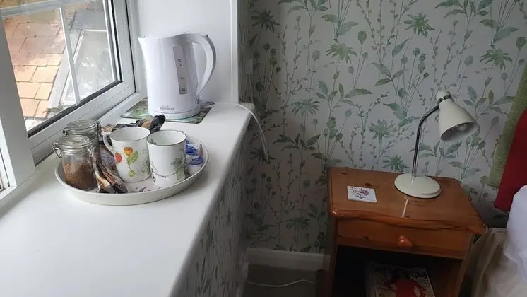 İki Ayrı Yataklı Oda, Ortak Banyo