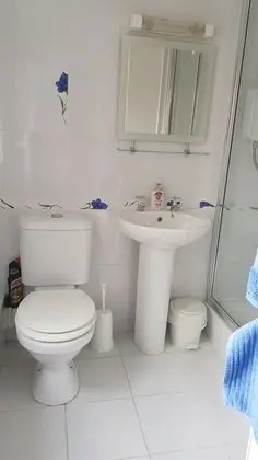 İki Ayrı Yataklı Oda, Ortak Banyo