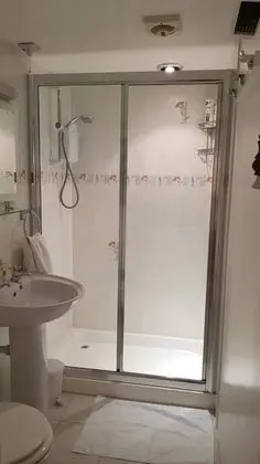 Tek Büyük veya İki Ayrı Yataklı Oda, Banyolu/Duşlu, Zemin Kat