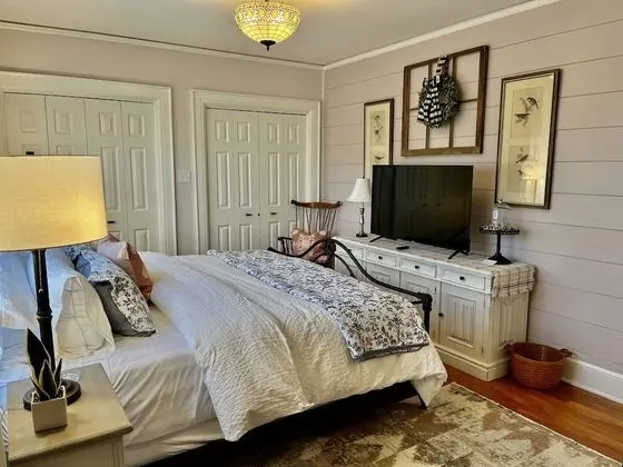 The Farmhouse Room