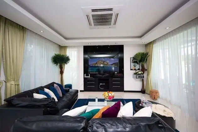 5-Bedroom Villa with Private Pool and Jacuzzi