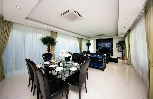 5-Bedroom Villa with Private Pool and Jacuzzi