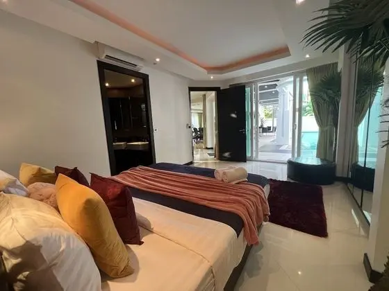 5-Bedroom Villa with Private Pool and Jacuzzi