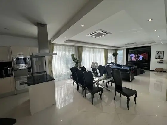 5-Bedroom Villa with Private Pool and Jacuzzi