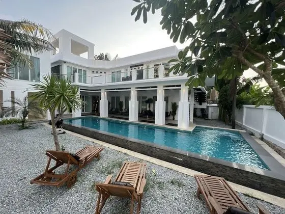 5-Bedroom Villa with Private Pool and Jacuzzi