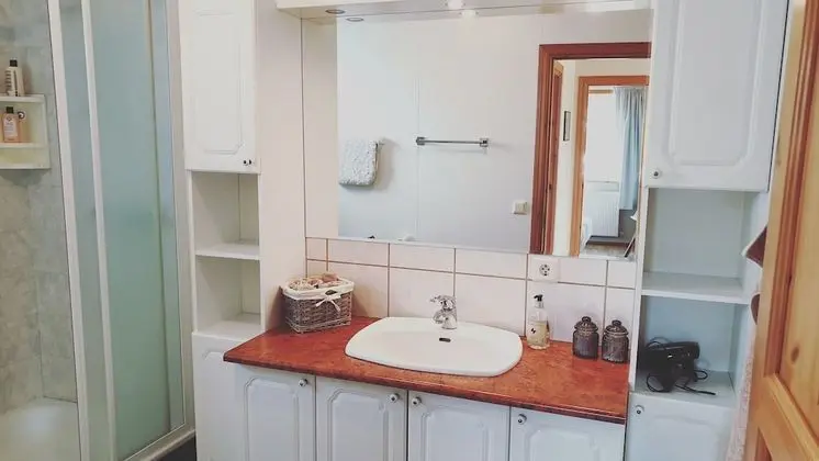 Tek Büyük Yataklı Oda, Ortak Banyo (B)