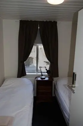 İki Ayrı Yataklı Oda, Ortak Banyo