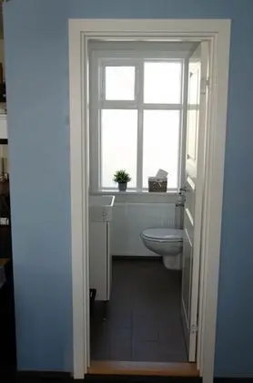İki Ayrı Yataklı Oda, Ortak Banyo