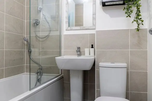 Ev, Özel Banyo (Modern New Build House)