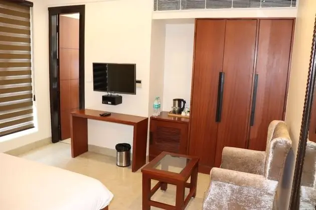Premium Double Room, 1 King Bed (City View and Mountain View)