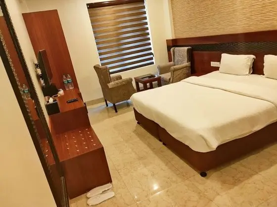 Premium Double Room, 1 King Bed (City View and Mountain View)