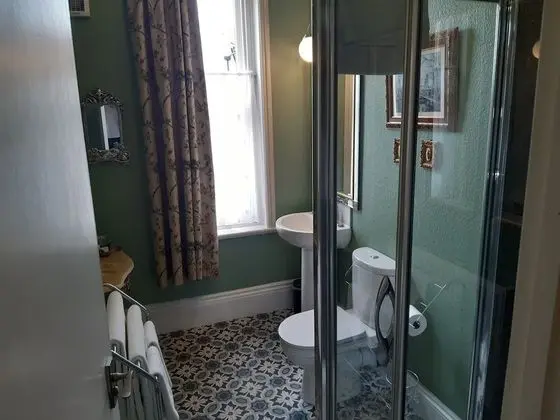 Superior Tek Büyük Yataklı Oda (with Shower)